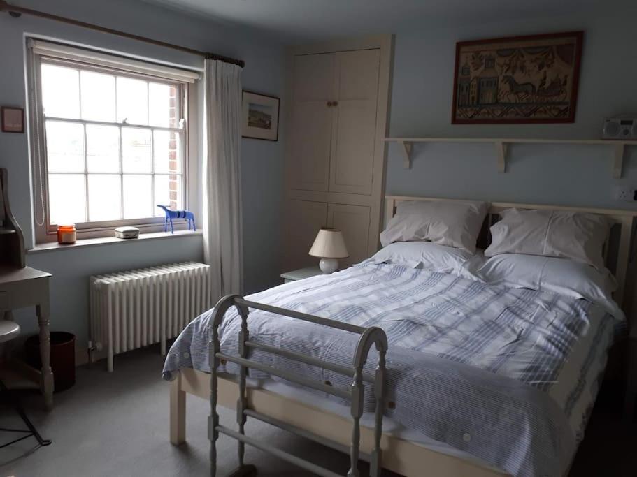 No. 27'S Self-Catering Flat For A Memorable Break. Appartamento Bridport Esterno foto