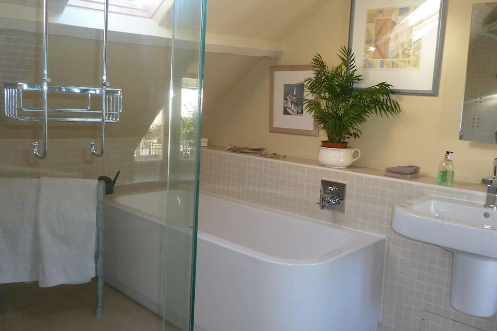 No. 27'S Self-Catering Flat For A Memorable Break. Appartamento Bridport Esterno foto