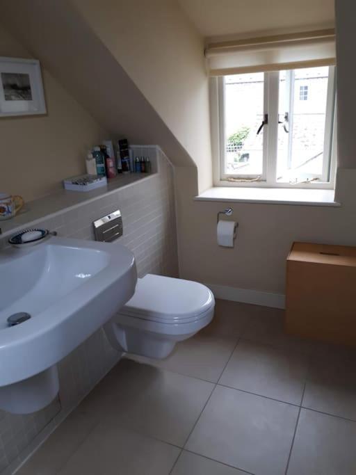 No. 27'S Self-Catering Flat For A Memorable Break. Appartamento Bridport Esterno foto