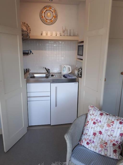 No. 27'S Self-Catering Flat For A Memorable Break. Appartamento Bridport Esterno foto